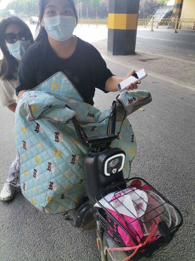 骑电车玩手机新闻电狼之车手机怎么玩